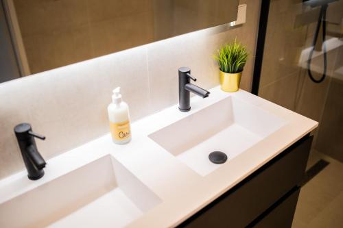 鹿特丹Cheerfully 1 Bedroom Serviced Apartment 52m2 -NB306C-的白色浴室水槽和肥皂瓶