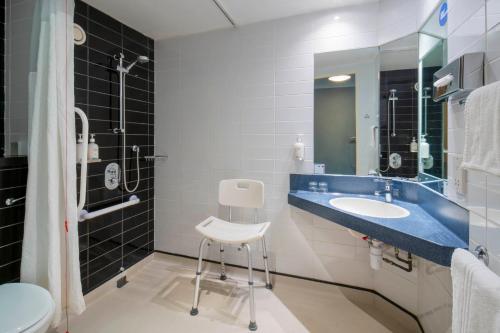 约克纽约快捷假日酒店的一间带水槽和卫生间的浴室