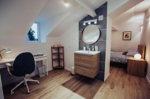 昂热Appartement de charme, Angers Belle-Beille的一间卧室配有水槽、镜子和一张床