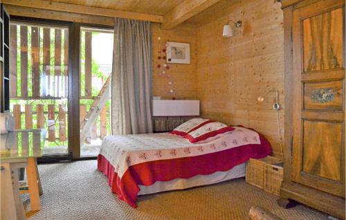 米泰尔贝尔甘Lovely Home In Mittelbergheim With Kitchen的一间卧室设有一张床和一个大窗户