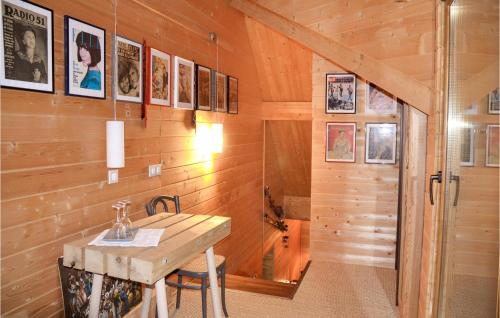 米泰尔贝尔甘Lovely Home In Mittelbergheim With Kitchen的客房设有木墙和木桌