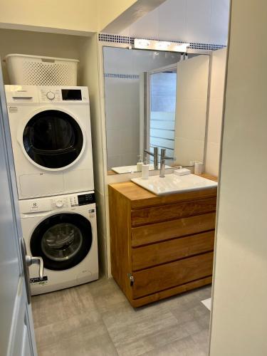 哥西尔Marina Hill Appartement vue mer的洗衣房配有洗衣机和水槽