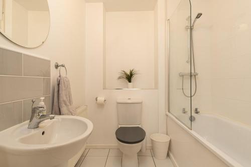 特伦特河畔伯顿Wyllie Mews的白色的浴室设有卫生间和水槽。
