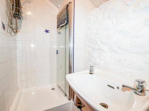 博德明Carminow Barn的白色的浴室设有水槽和淋浴。