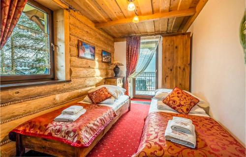 考斯赛力克Butorowy Wierch的客房设有两张床和窗户。