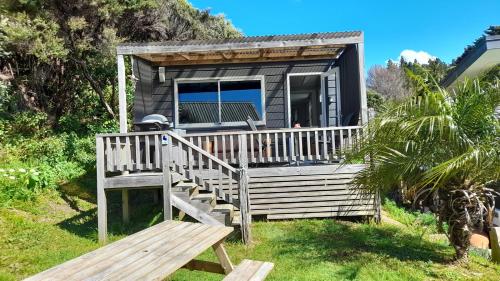 图图卡卡Marina Vista Cabin的一个小房子,设有门廊和长凳