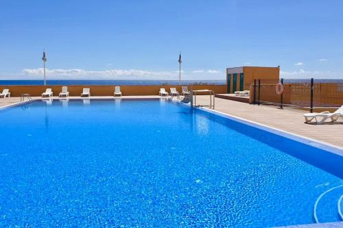 波里斯-德阿沃纳Ocean View Apartment Poris的一个带椅子的大型蓝色游泳池,并享有海景