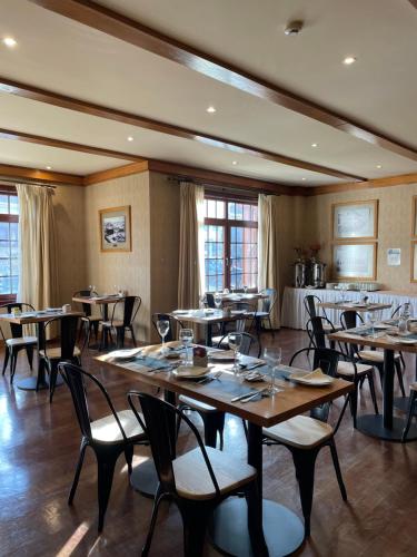 蓬塔阿雷纳斯Almasur Punta Arenas的一间在房间内配有桌椅的餐厅