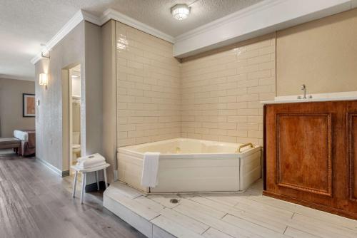 华盛顿堡贝斯特韦斯特华盛顿堡酒店的一间大浴室,内设浴缸