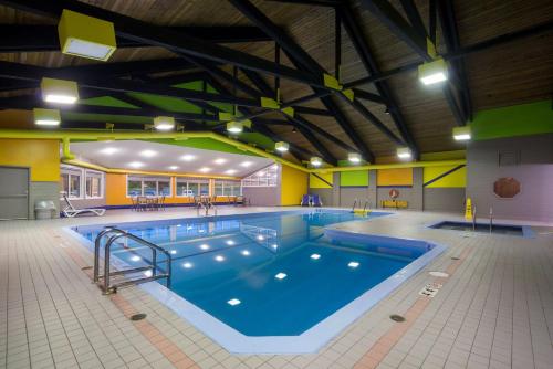 桑德贝诺维斯特贝斯特韦斯特优质酒店及会议中心的大楼内的大型室内游泳池