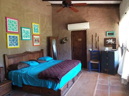 墨西卡利Ranchito La Querencia的一间卧室配有一张床和吊扇