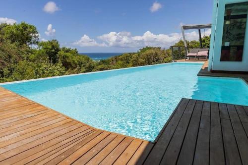 哥西尔STUDIO O'KALM的一个带木甲板的游泳池,享有海景