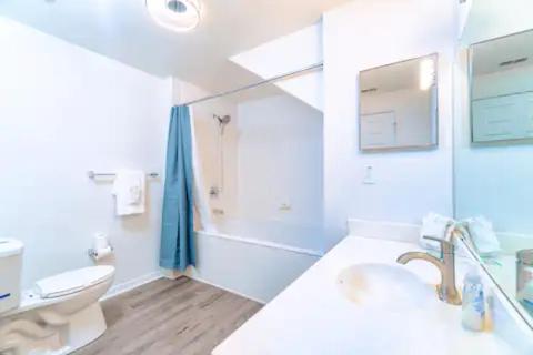 基西米The Villas at Seven Dwarfs - Close to Disney的白色的浴室设有卫生间和水槽。