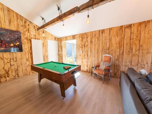 维尔茨费尔德Lush chalet near lake of B tgenbach的客房设有台球桌和沙发。