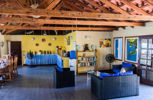 丹格里加Blue Marlin Beach Resort的客厅配有蓝色的椅子和桌子