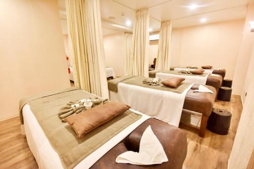 长滩岛Island Princess Resort & Spa Boracay的带三张床和镜子的客房