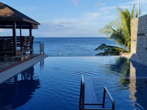 八打雁Beachfront Vacation Villa with Infinity Pool的海景游泳池