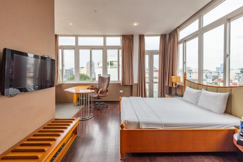 河内Hanoi Golden Sunshine Villa Hotel and Travel的配有一张床和一台平面电视的酒店客房