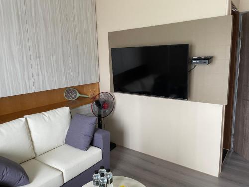 头城伊莱屋民宿的客厅配有白色沙发和平面电视。