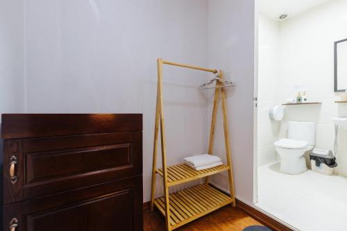 河内Legume House - 30m to centre的一间带卫生间和木制橱柜的浴室