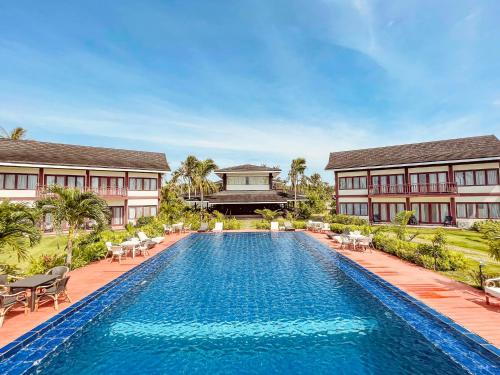 卢纳将军城Retreat Siargao Resort的度假村游泳池的图片
