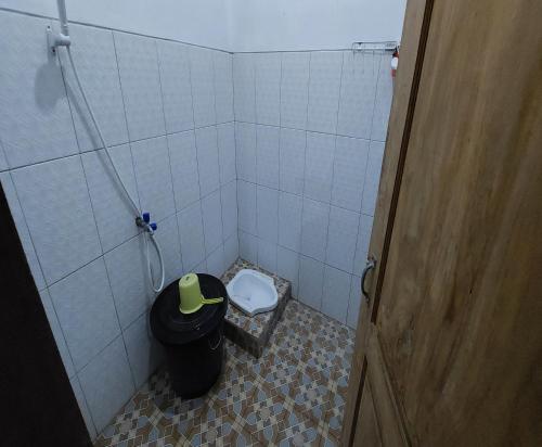 ImogiriDesa Wisata Bendo Exotic Camp的一间带卫生间和垃圾桶的小浴室