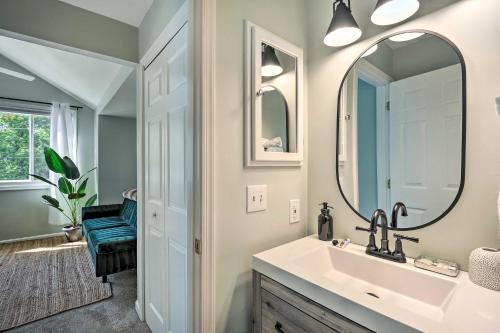安纳波利斯Annapolis Vacation Home 2 Mi to Quiet Waters Park的一间带水槽和镜子的浴室