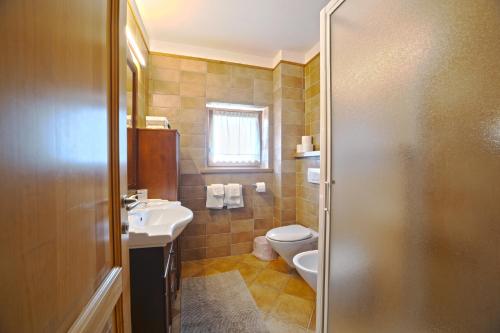 圣斯泰法诺达韦托Residence Grand Hotel SIVA - Adults Only的一间带卫生间和水槽的浴室