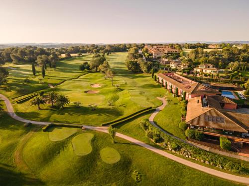 纳瓦拉Hotel TorreMirona Golf & Spa的享有度假村高尔夫球场的空中景致