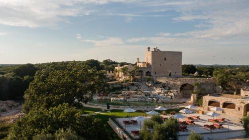 奥斯图尼Masseria San Paolo Grande的享有村庄的空中景致,设有城堡