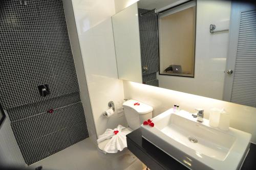 芭东海滩普吉岛40媚眼酒店的一间带水槽、卫生间和镜子的浴室