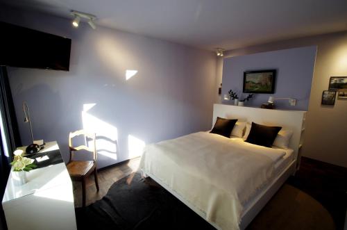 纽伦堡quartier26的卧室配有白色的床和电视。