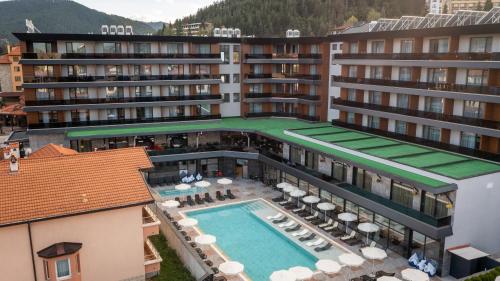 韦林格勒Santé SPA Hotel的享有酒店空中美景,设有游泳池
