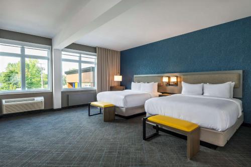 金斯顿金斯顿西汽车旅馆的酒店客房带两张床和两个窗户