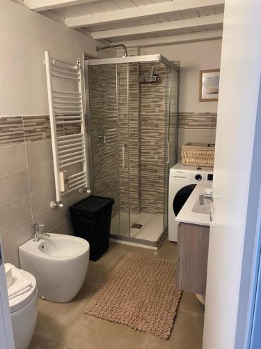 塞那哥La casetta的浴室配有卫生间、盥洗盆和淋浴。