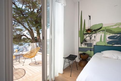 邦多勒基拉戈酒店的一间卧室配有一张床,享有甲板的景色