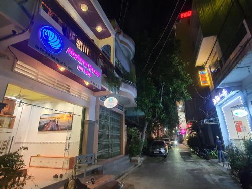 归仁Abalone House Quy Nhơn的夜间有标志的城市街道