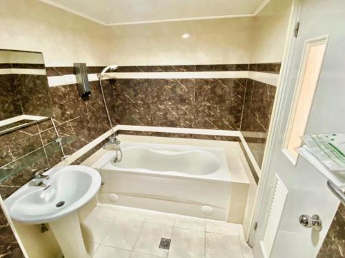 新竹老爷旅社的浴室配有白色浴缸和水槽
