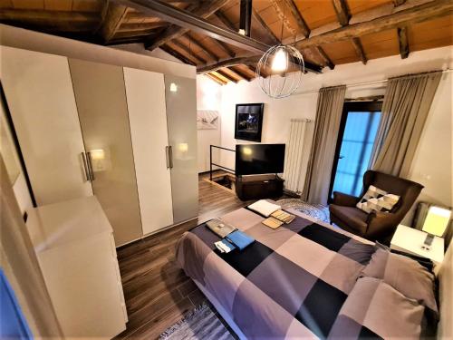 马萨Incantevole casa sul fiume, Relax e Natura ai piedi della Alpi Apuane的一间带大床的卧室和一间客厅
