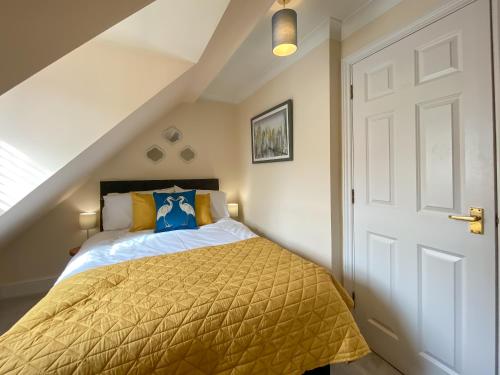 坎特伯雷The Copperfield - Modern 4 Bed house with parking的一间卧室配有一张黄色床罩的床