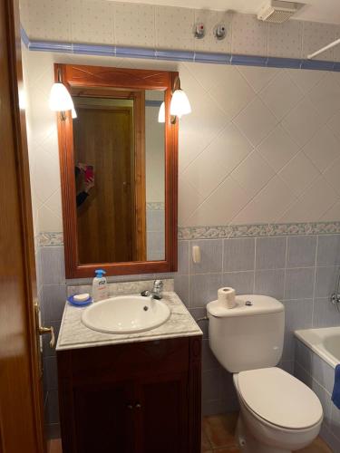 塞特卡萨斯Sevenhouse的一间带卫生间、水槽和镜子的浴室