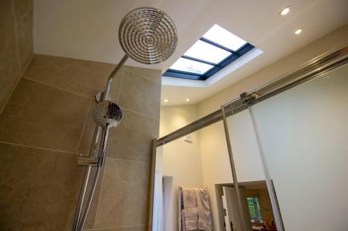 赛伦塞斯特The Potting Shed, 5* Luxury escape Cirencester的浴室内配有淋浴和头顶淋浴