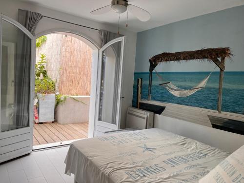 卡尔维Les galets bleus de Calvi的一间卧室配有一张床,享有海景