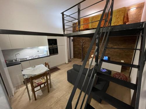 米兰Apartment Typex的一间带双层床的客厅和一间厨房