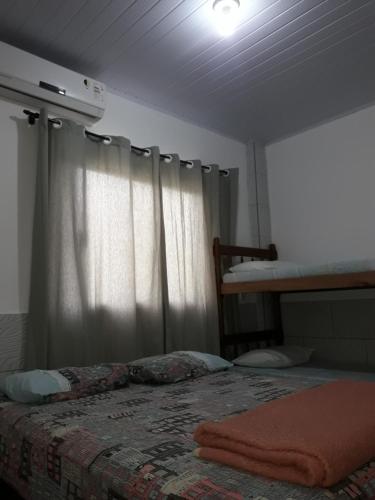 佩尼亚Apartamentos C. Santos的一间卧室配有床和带窗帘的窗户