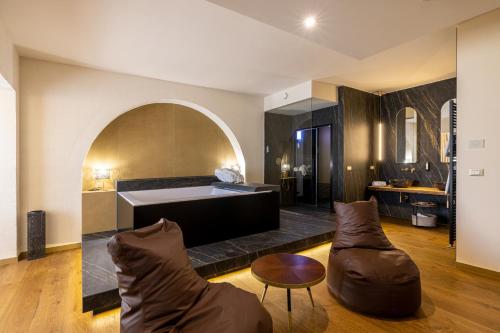 卡洛维诺马塞里亚酒店的大型客厅设有浴缸和桌子