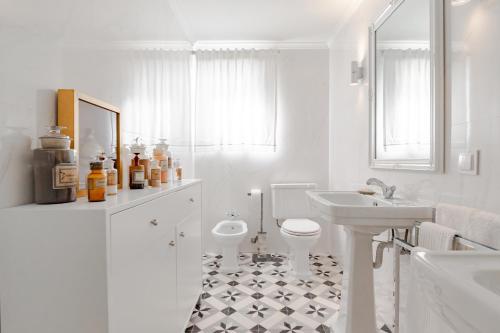 埃斯特雷莫斯Casa da Avó Bia的白色的浴室设有卫生间和水槽。