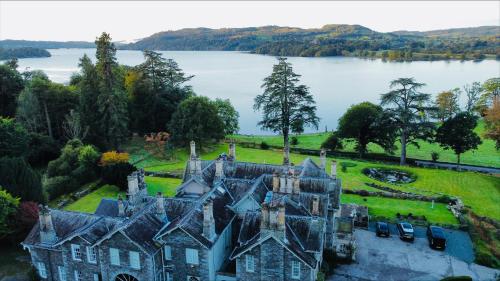 安布尔塞德The Lake House, Wansfell Holme, Windermere的一座古城堡,后面有湖泊