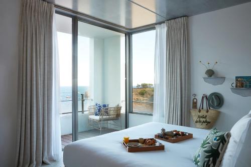 比亚里茨Hôtel de La Plage的一间卧室设有一张床,享有海景