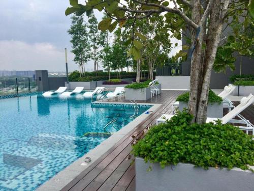 莎阿南Aldridge Residence Executive Suite 2B@Shah Alam的一座大楼顶部的游泳池